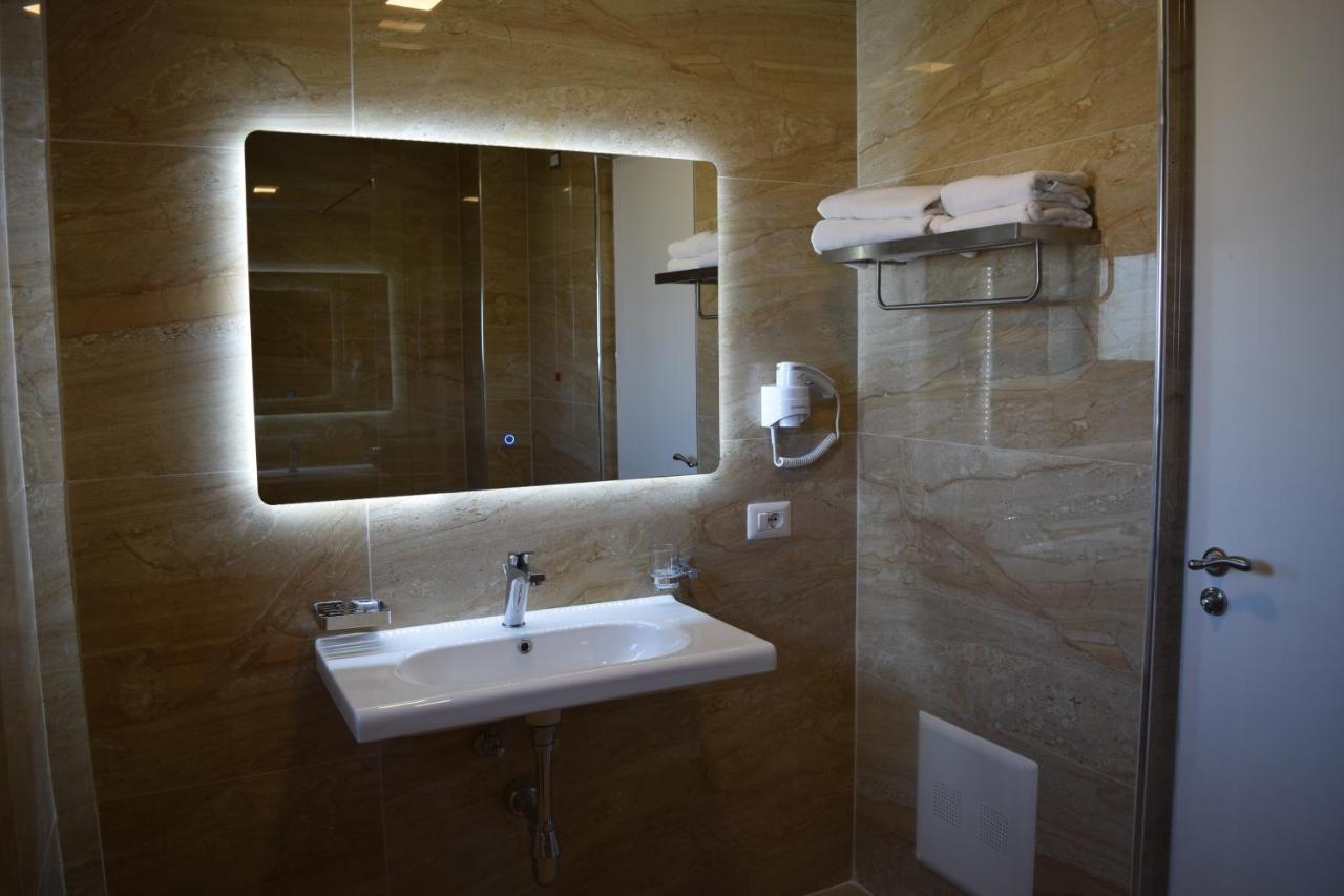 Amber Hotel Albania Spille Exterior foto