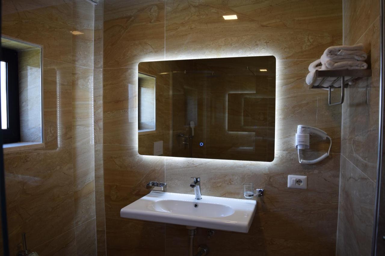 Amber Hotel Albania Spille Exterior foto